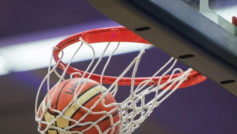 Ein Basketball fällt in den Basketballkorb. Ein Basketball fällt in den Basketballkorb.