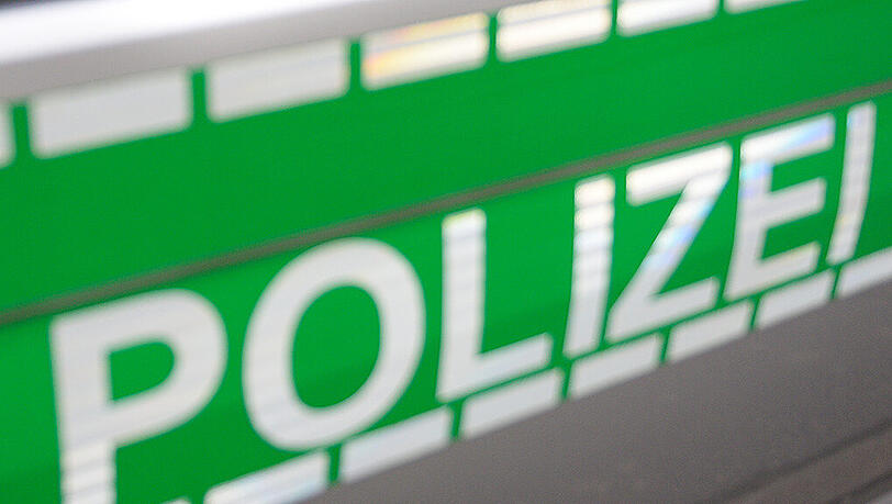 Nur sechs Tage nach der Hochzeit erstattete der Mann bei der Polizei Anzeige gegen seine Frau - es geht um Körperverletzung. (Symbolbild) Nur sechs Tage nach der Hochzeit erstattete der Mann bei der Polizei Anzeige gegen seine Frau - es geht um Körperverletzung. (Symbolbild)