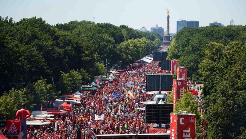 Mehr als 50.000 Menschen nahmen auf der Kundgebung in Berlin teil. Mehr als 50.000 Menschen nahmen auf der Kundgebung in Berlin teil.