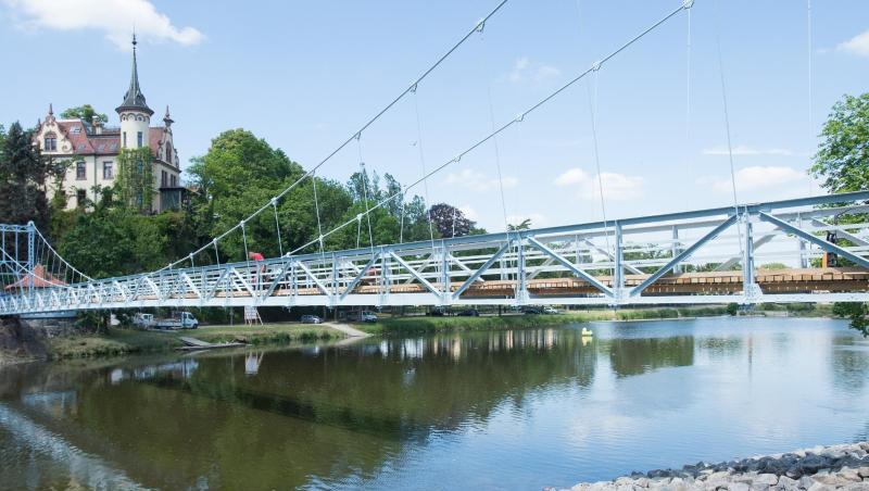 Hängebrücke über der Mulde in Grimma: Ein 24-Jähriger ist nach einem Sprung von dieser Brücke gestorben. Hängebrücke über der Mulde in Grimma: Ein 24-Jähriger ist nach einem Sprung von dieser Brücke gestorben.