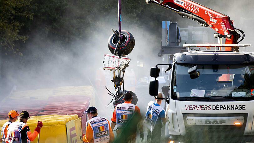Die Einzelteile von Anthoine Huberts Rennwagen werden geborgen.