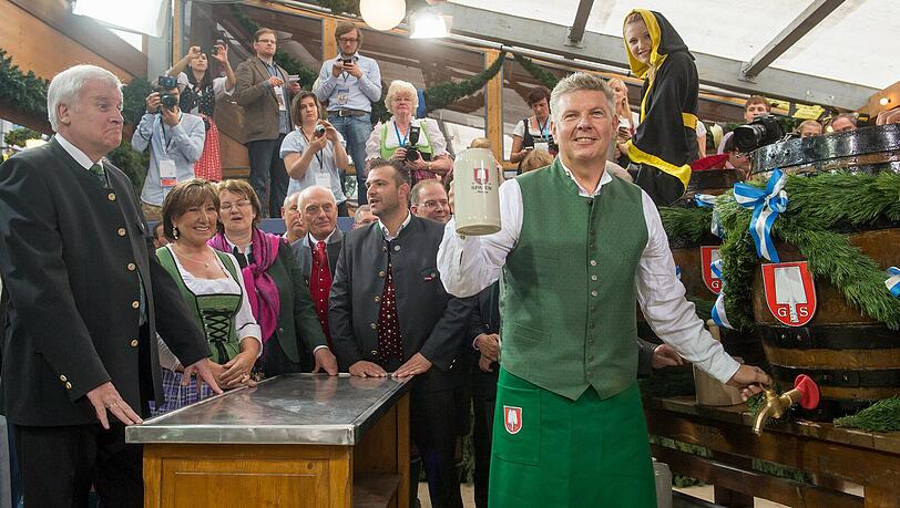 „Scheiß drauf. Wurscht!“: Dieter Reiter nach seinem ersten "Anzapfen". „Scheiß drauf. Wurscht!“: Dieter Reiter nach seinem ersten "Anzapfen".