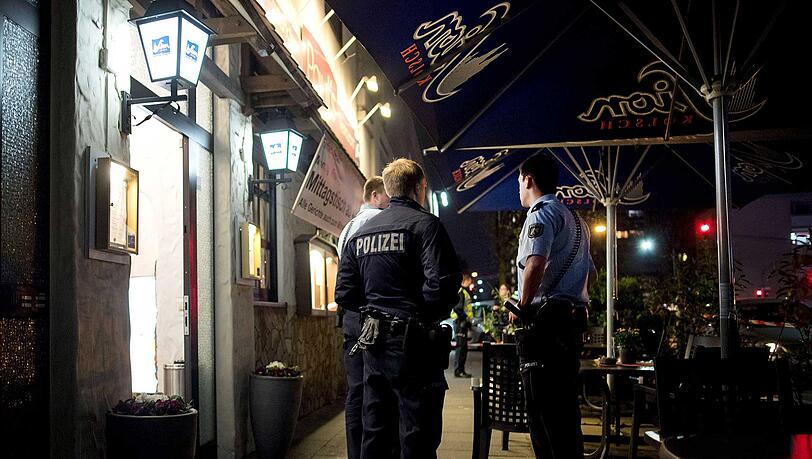 Im Keller des Restaurants in Köln hat die Polizei zwei Leichen gefunden. Im Keller des Restaurants in Köln hat die Polizei zwei Leichen gefunden.
