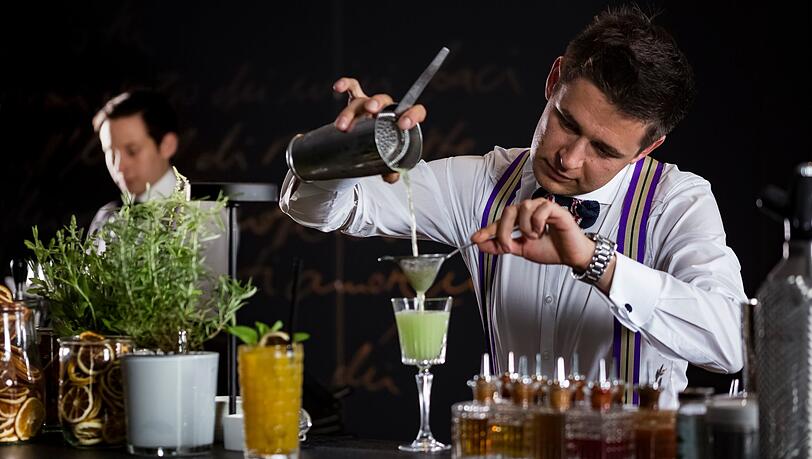 Für die Getränkebegleitung hat sich Bar-Manager Roman Kern neben der klassischen Weinbegleitung etwas ganz besonders einfallen lassen. Für die Getränkebegleitung hat sich Bar-Manager Roman Kern neben der klassischen Weinbegleitung etwas ganz besonders einfallen lassen.