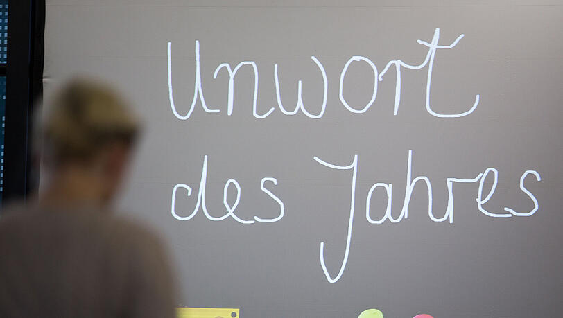 Die Unwort-Aktion gibt es seit 1991. Für 2016 waren 1064 Einsendungen mit 594 verschiedenen Vorschlägen eingegangen. Die Unwort-Aktion gibt es seit 1991. Für 2016 waren 1064 Einsendungen mit 594 verschiedenen Vorschlägen eingegangen.