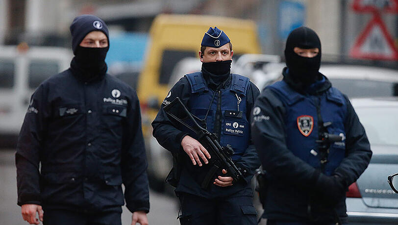 Belgische Polizisten während der Razzia am Freitagnachmittag, bei der der mutmaßliche Terrorist Salah Abdeslam festgenommen wurde. Belgische Polizisten während der Razzia am Freitagnachmittag, bei der der mutmaßliche Terrorist Salah Abdeslam festgenommen wurde.