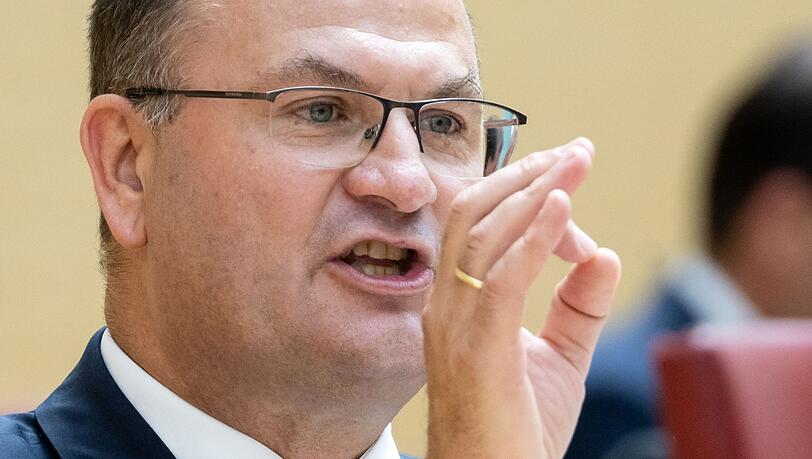 Albert Füracker (CSU), Finanzminister von Bayern, gibt im bayerischen Landtag eine Regierungserklärung ab. Albert Füracker (CSU), Finanzminister von Bayern, gibt im bayerischen Landtag eine Regierungserklärung ab.