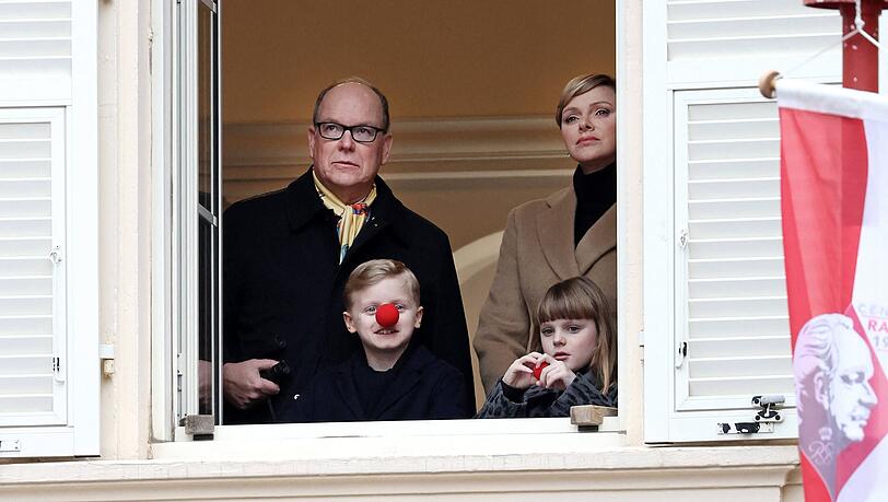 Grimassen-Auftritt in Monaco: Der Sohn von Albert und Charlène zeigt sich mit roter Clown-Nase. Grimassen-Auftritt in Monaco: Der Sohn von Albert und Charlène zeigt sich mit roter Clown-Nase.
