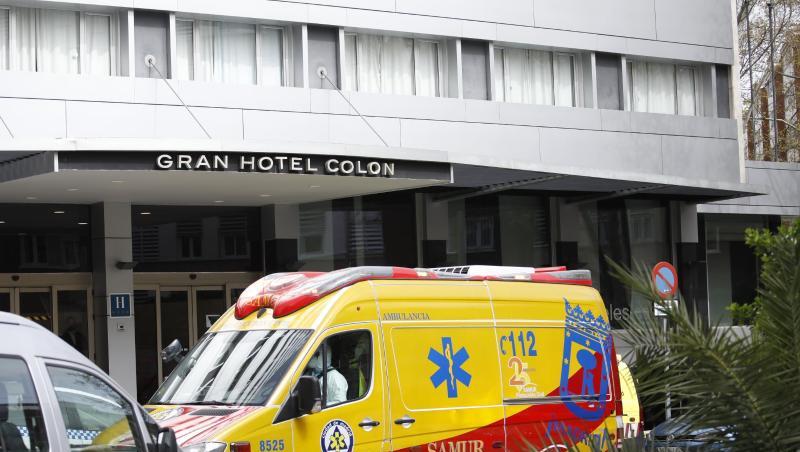 Ein Krankenwagen vor dem Hotel Colon in Madrid. Die besonders stark von der Krise betroffene spanische Hauptstadt nutzt im Kampf gegen das Virus nun auch Hotels. Ein Krankenwagen vor dem Hotel Colon in Madrid. Die besonders stark von der Krise betroffene spanische Hauptstadt nutzt im Kampf gegen das Virus nun auch Hotels.