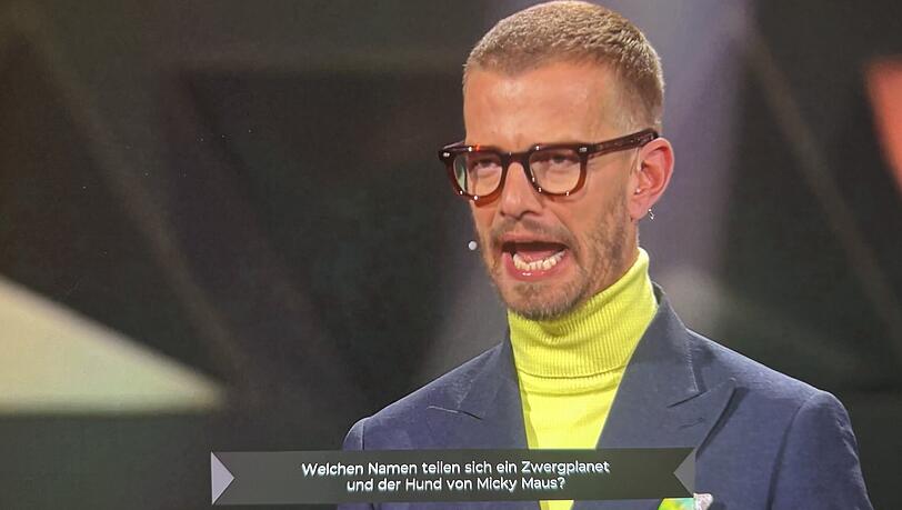 Joko Winterscheidt muss den Promis bei "Wer stiehlt mir die Show?" eine lautstarke Ansage machen. Joko Winterscheidt muss den Promis bei "Wer stiehlt mir die Show?" eine lautstarke Ansage machen.