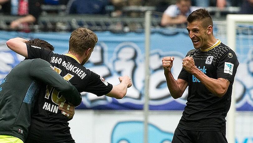 Die Löwen bejubeln im Ausweichtrikot den Heimsieg über den VfL Bochum. Die Löwen bejubeln im Ausweichtrikot den Heimsieg über den VfL Bochum.