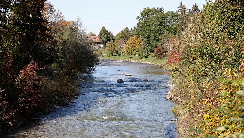 Blick auf den Fluss Prien unterhalb des Schlosses Aschau. Blick auf den Fluss Prien unterhalb des Schlosses Aschau.