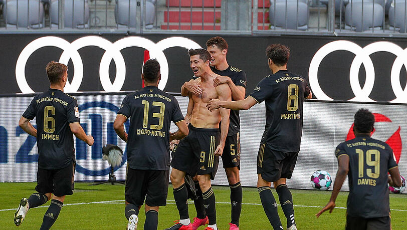 Robert Lewandowski schnappt sich beim 5:2-Sieg gegen Augsburg den alleinigen Bundesliga-Rekord Robert Lewandowski schnappt sich beim 5:2-Sieg gegen Augsburg den alleinigen Bundesliga-Rekord