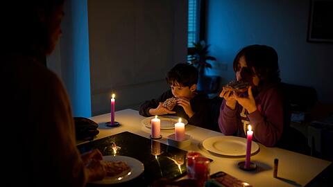 Nach dem weitreichenden Blackout normalisiert sich die Lage in Spanien und Portugal allmählich - aber einige Haushalte sind noch immer im Dunklen.
