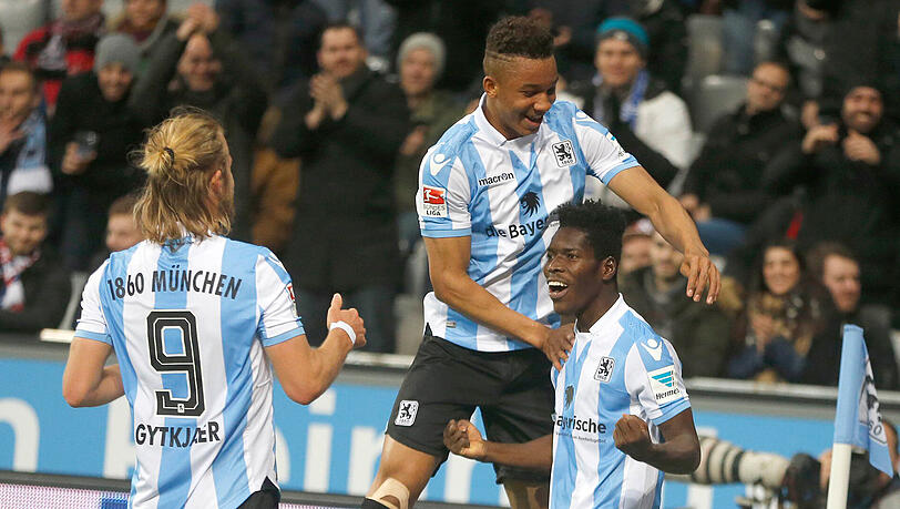 Christian Gytkjaer und Felix Uduokhai feiern den Torschützen zum 2:0 der Löwen - Agbenyenu Lumor (rechts). Christian Gytkjaer und Felix Uduokhai feiern den Torschützen zum 2:0 der Löwen - Agbenyenu Lumor (rechts).