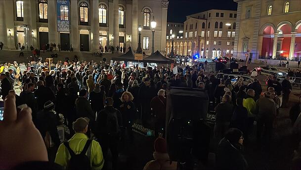 Der Platz vor der Oper war gefüllt. Der Platz vor der Oper war gefüllt.