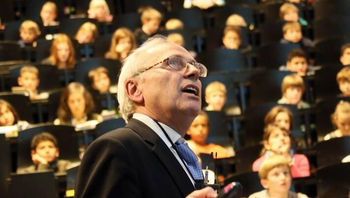 Wenn der Professor alles zur Euro-Krise erklärt, hören die Kinder gespannt zu. Wenn der Professor alles zur Euro-Krise erklärt, hören die Kinder gespannt zu.