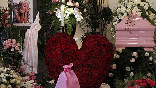 Ein riesiges Herz aus Rosen und ein rosa Sarg: Cora, bekannt aus dem Big-Brother-Haus, wurde beerdigt Ein riesiges Herz aus Rosen und ein rosa Sarg: Cora, bekannt aus dem Big-Brother-Haus, wurde beerdigt
