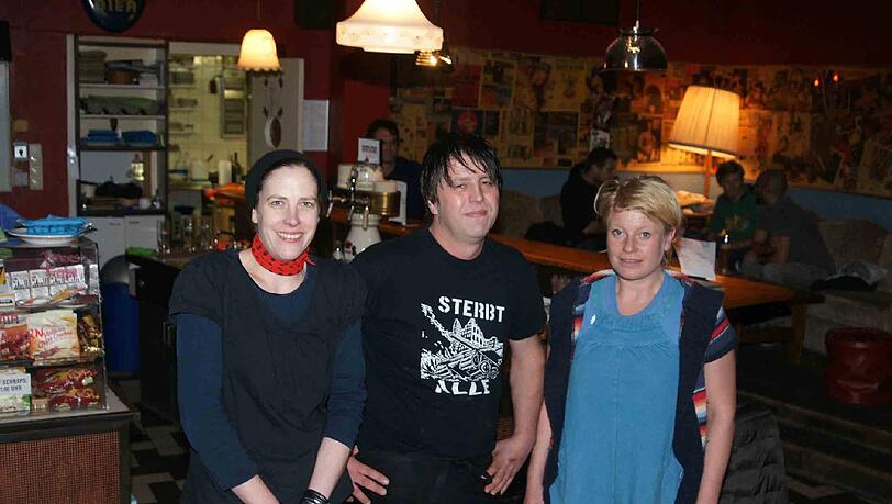 Das neue Team: Christiane Hewelt und Susanne Schreiber (von links), hier mit Koch Frank Haushofer, führen die Kneipe weiter. Das neue Team: Christiane Hewelt und Susanne Schreiber (von links), hier mit Koch Frank Haushofer, führen die Kneipe weiter.