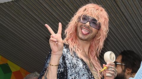 Bill Kaulitz ist nun der Papa von gleich zwei Hunden. Bill Kaulitz ist nun der Papa von gleich zwei Hunden.