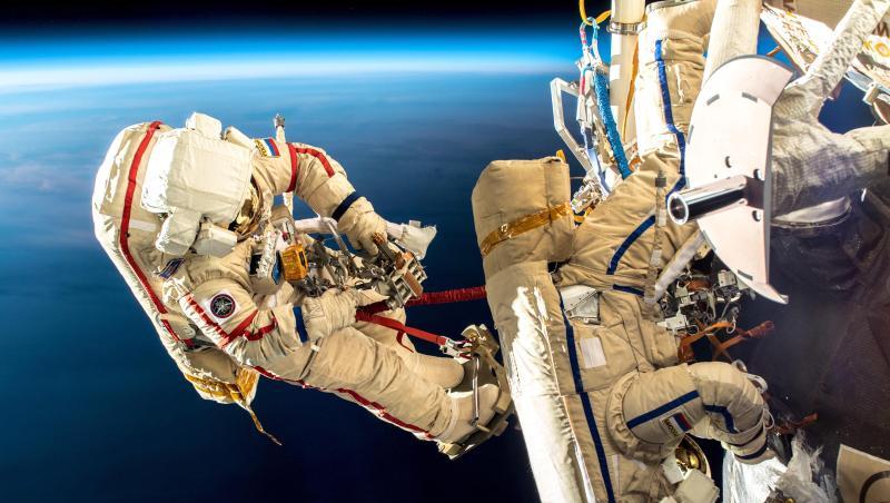 Zwei Kosmonauten überprüfen ein Leck an einer Raumkapsel, das im August einen leichten Druckabfall ausgelöst hatte. Zwei Kosmonauten überprüfen ein Leck an einer Raumkapsel, das im August einen leichten Druckabfall ausgelöst hatte.