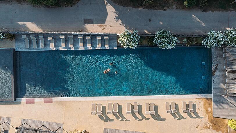 Entspannte Stunden am Pool in der Domaine de Sérignan. Entspannte Stunden am Pool in der Domaine de Sérignan.
