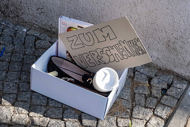 Kisten und Kartons mit Sachen, die zu verschenken sind, ist eine Ordnungswidrigkeit und kann ein Bußgeld kosten. Kisten und Kartons mit Sachen, die zu verschenken sind, ist eine Ordnungswidrigkeit und kann ein Bußgeld kosten.