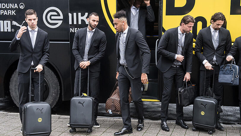 Sieht so Zuversicht aus? Die Dortmunder (v.l.) Julian Weigl, Ömer Toprak, Pierre-Emerick Aubameyang, Roman Weidenfeller und Neven Subotic. Sieht so Zuversicht aus? Die Dortmunder (v.l.) Julian Weigl, Ömer Toprak, Pierre-Emerick Aubameyang, Roman Weidenfeller und Neven Subotic.