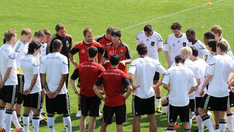 Teambuilding ist alles: Joachim Löw bittet seine Elf zum Beschwörungskreis. Teambuilding ist alles: Joachim Löw bittet seine Elf zum Beschwörungskreis.