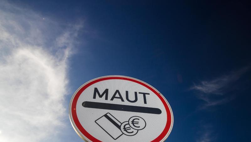 Ein Verkehrsschild weist die Autofahrer auf die Mautpflicht für die Passage des Warnowtunnels hin (Symbolbild). Foto: Jens Büttner/Archivbild Ein Verkehrsschild weist die Autofahrer auf die Mautpflicht für die Passage des Warnowtunnels hin (Symbolbild). Foto: Jens Büttner/Archivbild
