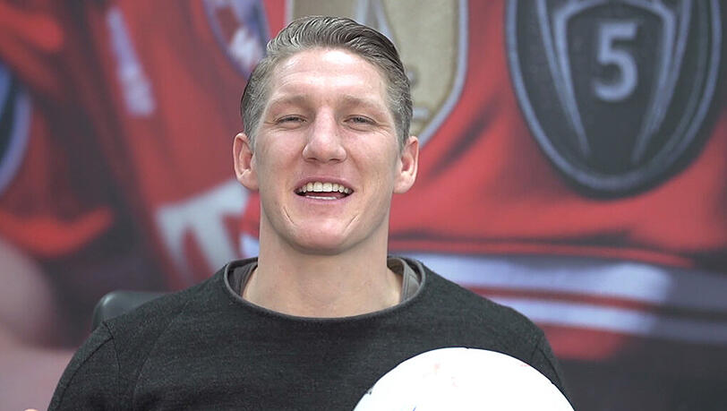 Bastian Schweinsteiger bietet Felix Neureuther eine Wette an. Bastian Schweinsteiger bietet Felix Neureuther eine Wette an.