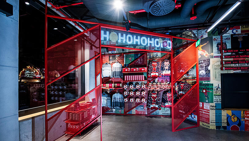 Auch einen Fan-Shop gibt's natürlich im neuen FCB-Gebäude, Auch einen Fan-Shop gibt's natürlich im neuen FCB-Gebäude,