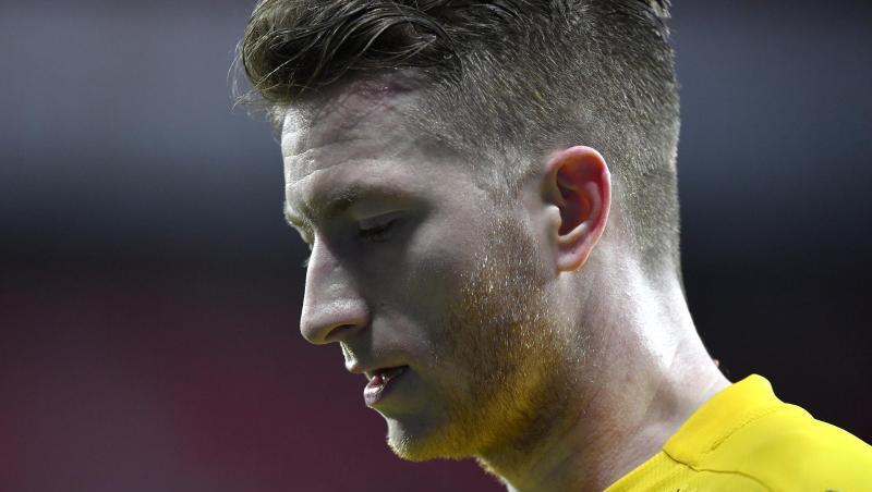 Hat mit seinem Team das Verfolgerduell verloren: Dortmunds Marco Reus geht enttäuscht vom Platz. Hat mit seinem Team das Verfolgerduell verloren: Dortmunds Marco Reus geht enttäuscht vom Platz.
