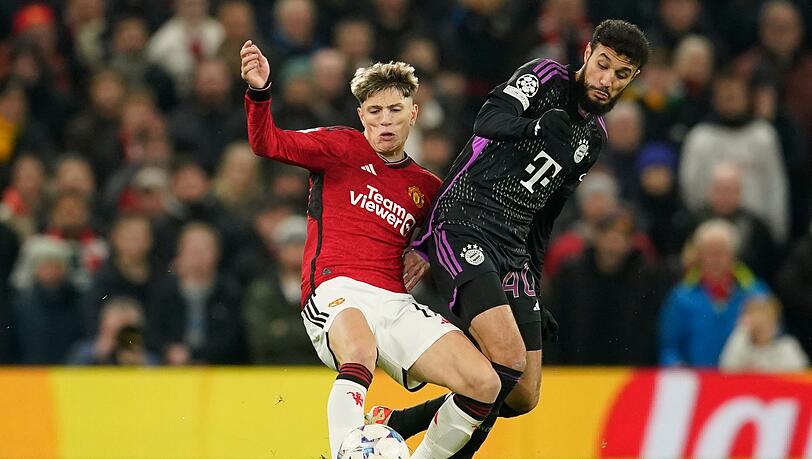 Alejandro Garnacho (l) von Manchester United und Münchens Noussair Mazraoui kämpfen um den Ball. Alejandro Garnacho (l) von Manchester United und Münchens Noussair Mazraoui kämpfen um den Ball.