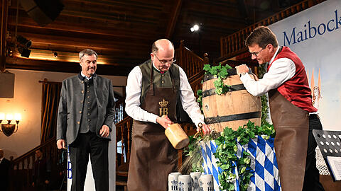 Markus Söder (v.l.n.r.), Albert Füracker und Jörg Lehmann, Direktor des Staatlichen Hofbräuhauses beim Maibock-Anstich. Markus Söder (v.l.n.r.), Albert Füracker und Jörg Lehmann, Direktor des Staatlichen Hofbräuhauses beim Maibock-Anstich.