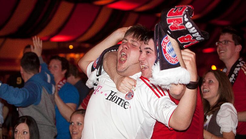 Zittern, jubeln, bangen: So fiebern die Fans im Hippodrom beim Bayern-Spiel gegen Real mit. Die Bilder... Zittern, jubeln, bangen: So fiebern die Fans im Hippodrom beim Bayern-Spiel gegen Real mit. Die Bilder...