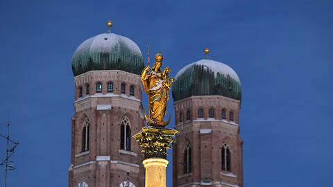 Die angestrahlte Mariensäule, dahinter die Frauenkirche mit ihren weiß überzuckerten "Welschen Hauben": ein echtes Postkarten-Motiv! Die angestrahlte Mariensäule, dahinter die Frauenkirche mit ihren weiß überzuckerten "Welschen Hauben": ein echtes Postkarten-Motiv!