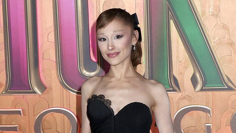 Ariana Grande präsentierte im vergangenen November ihren seitlichen Pony. Ariana Grande präsentierte im vergangenen November ihren seitlichen Pony.