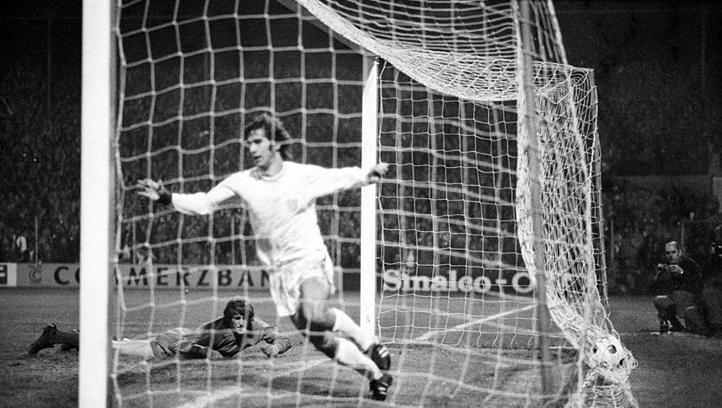Gerd Müller macht Gerd-Müller-Dinge, also Tore: Seit der Saison 1971/1972 gilt seine Bestmarke von 40 Treffern - aber wie lange noch? Gerd Müller macht Gerd-Müller-Dinge, also Tore: Seit der Saison 1971/1972 gilt seine Bestmarke von 40 Treffern - aber wie lange noch?