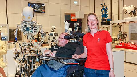 Anna-Lena Kämper und Milan Bacskai führen durch die Robotikabteilung des Deutschen Museums.