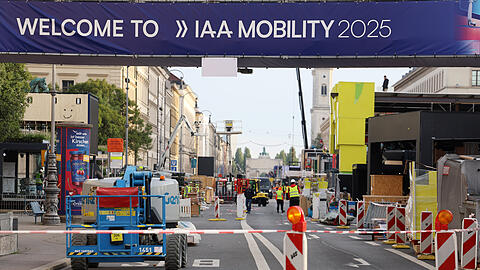 Mitten in München: Eine Momentaufnahme vom Aufbau der IAA 2025. Mitten in München: Eine Momentaufnahme vom Aufbau der IAA 2025.