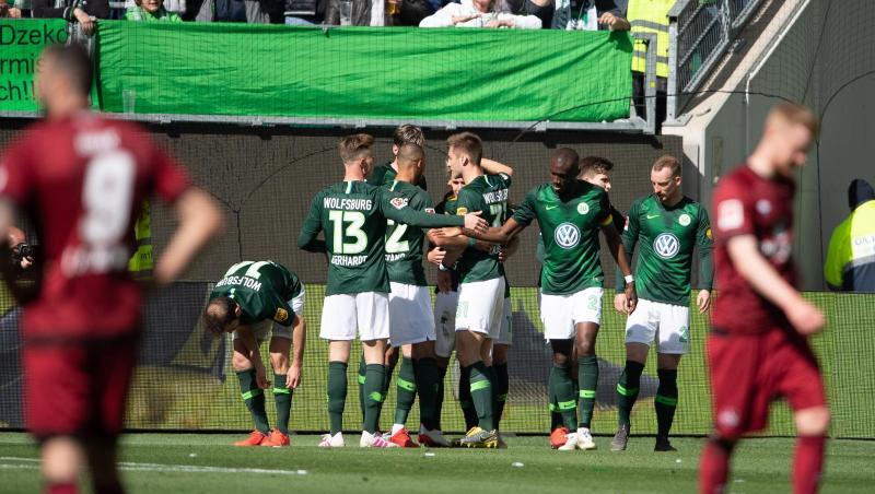 Wolfsburgs Spieler jubeln nach dem 1:0, die Nürnberger lassen im Vordergrund die Köpfe hängen. Wolfsburgs Spieler jubeln nach dem 1:0, die Nürnberger lassen im Vordergrund die Köpfe hängen.