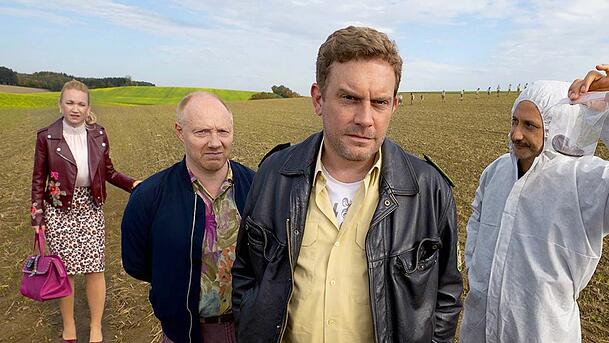 Als Rudi Birkenberger (l.) spielt Simon Schwarz an der Seite von Simon Bezzel in den beliebten "Eberhofer"-Krimis. Als Rudi Birkenberger (l.) spielt Simon Schwarz an der Seite von Simon Bezzel in den beliebten "Eberhofer"-Krimis.