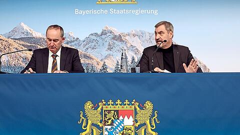 "Die Landesregierung spielt gut zusammen und wird das auch weiterhin tun", sagt FW-Chef Aiwanger (l.) über die Koalition mit Markus Söders CSU. "Die Landesregierung spielt gut zusammen und wird das auch weiterhin tun", sagt FW-Chef Aiwanger (l.) über die Koalition mit Markus Söders CSU.