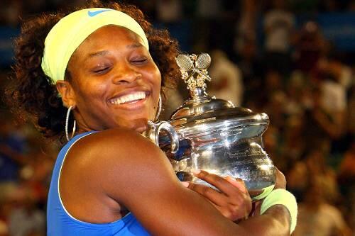 Umarmt ihre Siegestrophäe: Serena Williams.