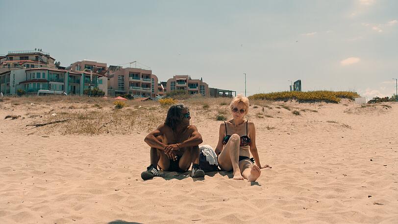 Ivan arbeitet als Escort an einem bulgarischen Strand. Das Geschäft lief schon einmal besser. Ivan arbeitet als Escort an einem bulgarischen Strand. Das Geschäft lief schon einmal besser.