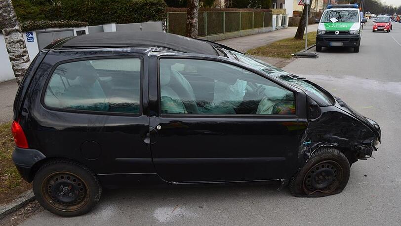 Der Twingo der 79-Jährigen hatte sich bei dem Unfall überschlagen. Der Twingo der 79-Jährigen hatte sich bei dem Unfall überschlagen.