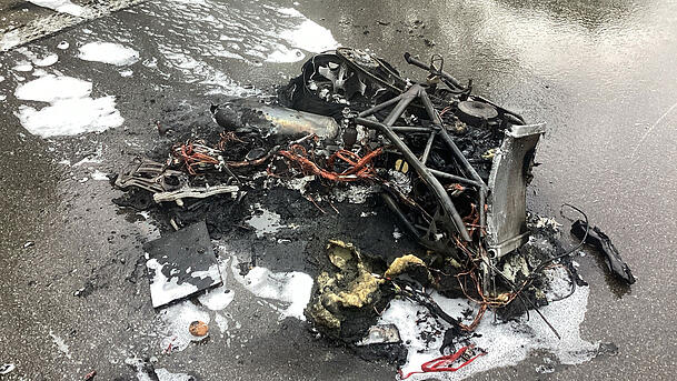 Von dem Motorbike blieb nach dem Unfall und den Löscharbeiten nicht mehr viel übrig. Von dem Motorbike blieb nach dem Unfall und den Löscharbeiten nicht mehr viel übrig.