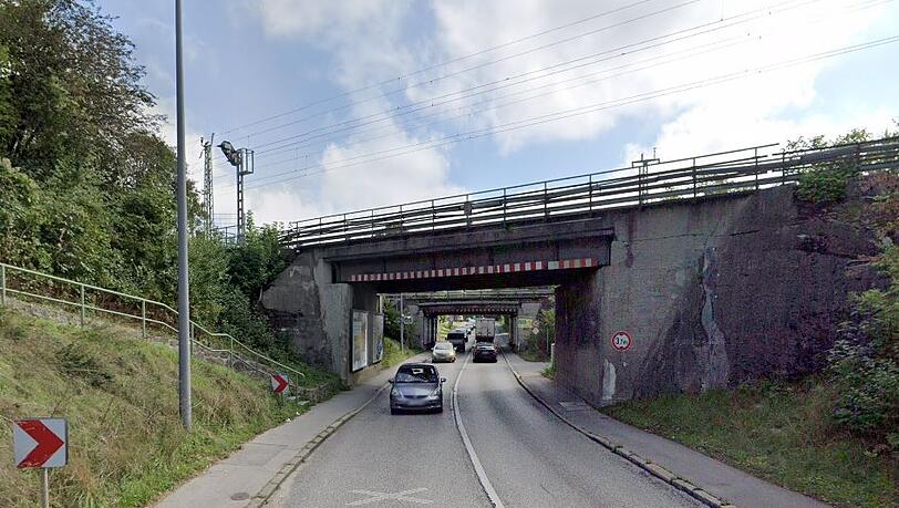 Blick auf die beiden Bahnbrücken an der Bodenseestraße. Hier wird bald im großen Stil umgebaut. Blick auf die beiden Bahnbrücken an der Bodenseestraße. Hier wird bald im großen Stil umgebaut.