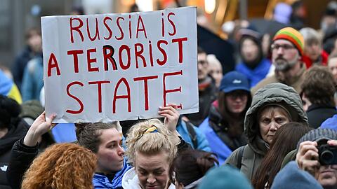 Zahlreiche Menschen nehmen anlässlich des vierten Jahrestags des russischen Angriffs auf die Ukraine an einer Kundgebung auf dem Marienplatz teil. Zahlreiche Menschen nehmen anlässlich des vierten Jahrestags des russischen Angriffs auf die Ukraine an einer Kundgebung auf dem Marienplatz teil.